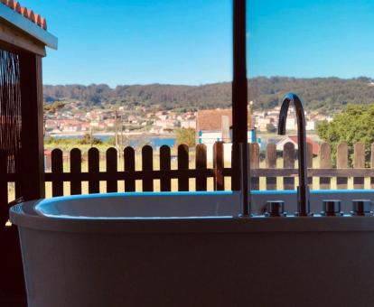 Foto de las vistas al mar desde la bañera de esta casa independiente.