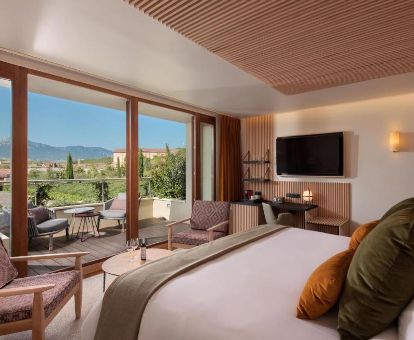 Hermosa habitación con terraza privada y vistas a los alrededores de este elegante hotel.