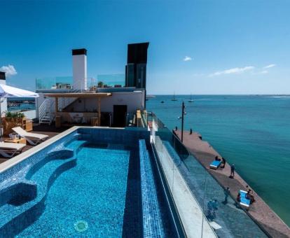 Foto de la piscina al aire libre disponible todo el año de este hotel.