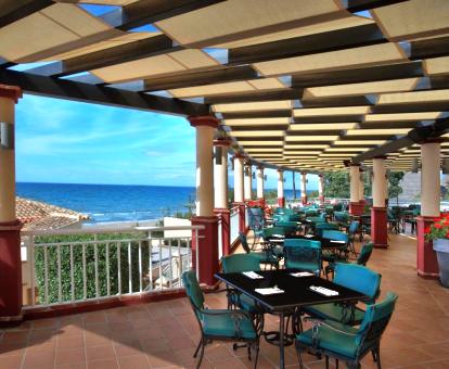 Foto de uno de los comedores exteriores con vistas al mar de este resort.