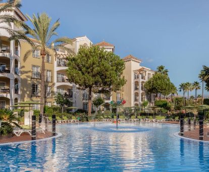 Fabulosos exteriores de este hotel romántico, con amplia piscina rodeada de vegetación.