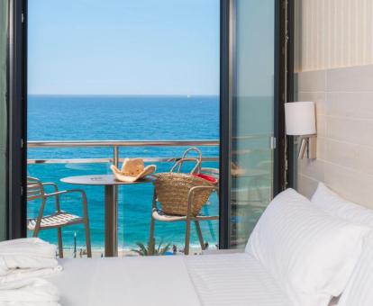 Foto de las instalaciones de este hotel con vistas al mar.