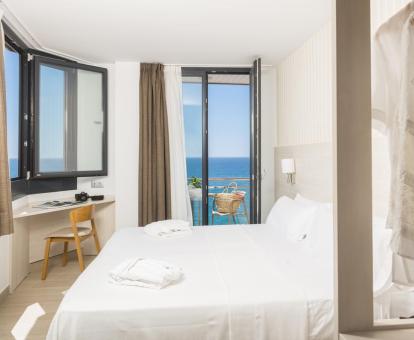 Foto de una de las luminosas habitaciones con vistas al mar y terraza privada del hotel.