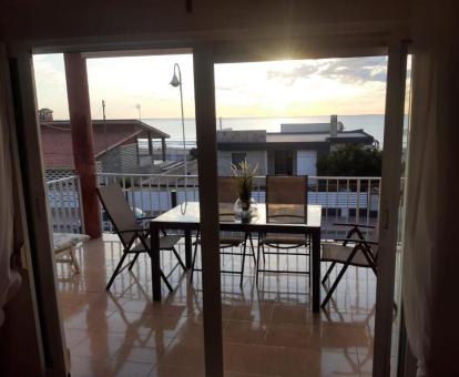 Foto de las instalaciones de este hotel con vistas al mar.