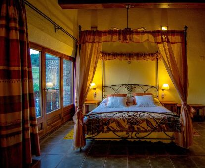 Una de las acogedoras habitaciones de estilo tradicional con vistas a la naturaleza que rodea este hermoso hotel rural.