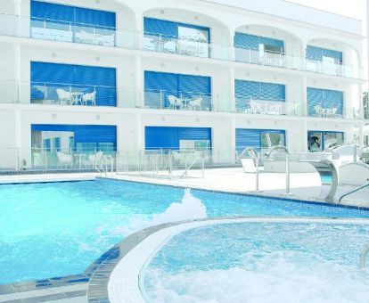 Edificio de este alojamiento romántico con piscina exterior con elementos de hidroterapia y jacuzzi.