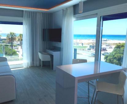 Foto de las instalaciones de este hotel con vistas al mar.