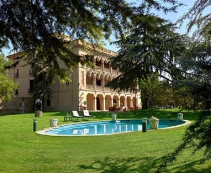 Edificio de este hotel rural con amplios jardines y piscina al aire libre.