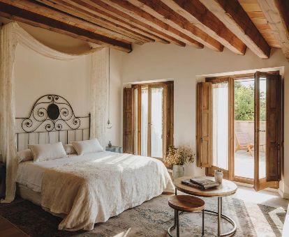 Una de las preciosas habitaciones con terraza amueblada de este hotel solo para adultos.
