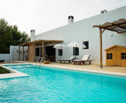 Agradable zona exterior con piscina y solarium de este coqueto hotel rural.