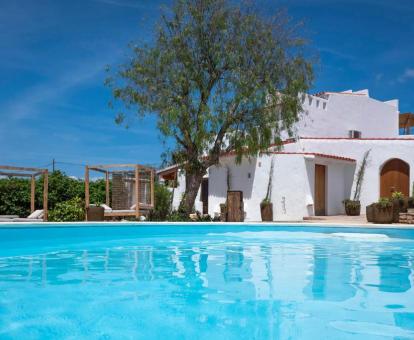 Foto de la amplia piscina al aire libre disponible todo el año con camas balinesas de este hotel.