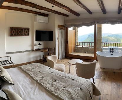 Una de las maravillosas habitaciones con terraza privada y vistas a las montañas de este romántico hotel rural.