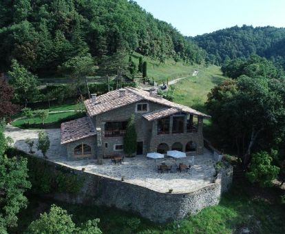 Hermoso hotel rústico en un tranquilo entorno para descansar, rodeado de naturaleza.