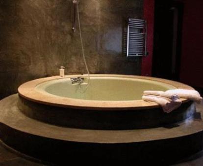 Amplia bañera de hidromasaje circular de la suite del hotel.