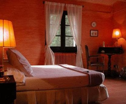 Foto de una de las habitaciones de estilo rústico del hotel.