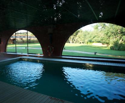 Foto de la piscina interior del spa del hotel disponible durante todo el año.
