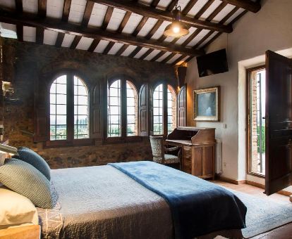 Una de las acogedoras habitaciones de estilo rústico de este hotel solo para adultos.