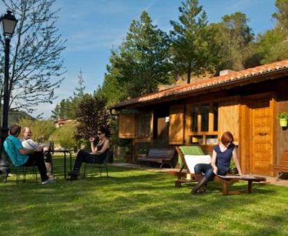 Foto de esta acogedora casa de madera con zonas de estar al aire libre.