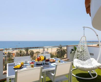Foto de las instalaciones de este hotel con vistas al mar.