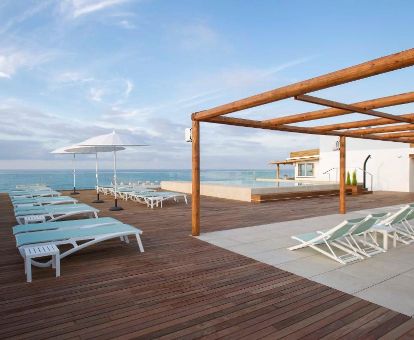 Fabulosa terraza solarium con piscina y vistas al mar de este romántico hotel.
