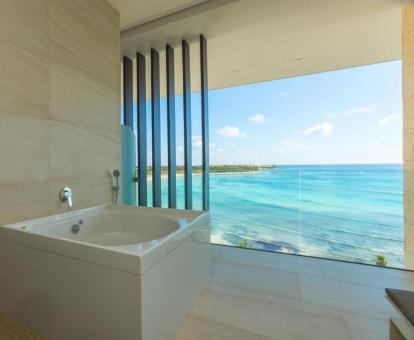 Foto de la bañera de hidromasaje privada de la Suite Junior frente al mar.