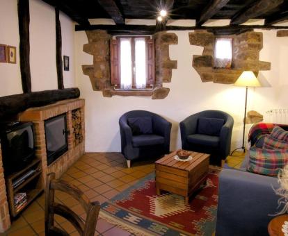 Foto de la sala de estar con chimenea de una de las casas de dos dormitorios del alojamiento.