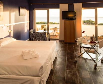 Foto de una de las habitaciones con vistas al mar de este hotel.