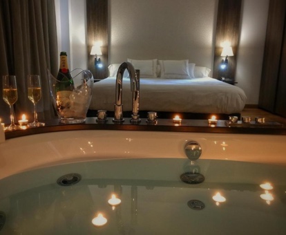 Foto de la habitación con bañera de hidromasaje cerca de la cama del MB Boutique Hotel - Adults Only