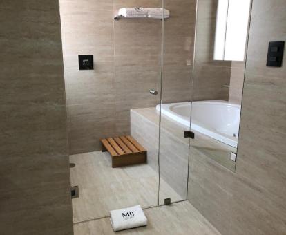 Foto de la bañera de hidromasaje privada de una de las habitaciones del hotel.