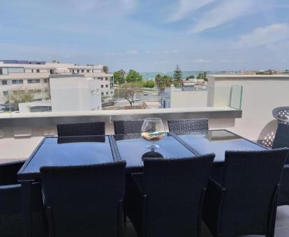 Foto de la terraza privada de este apartamento ático con vistas al mar.