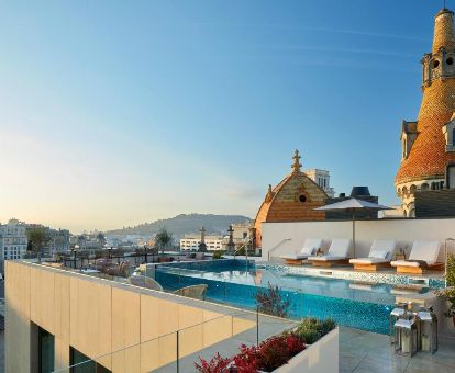 Fabulosa terraza solarium con piscina y vistas a la ciudad de este romántico hotel.