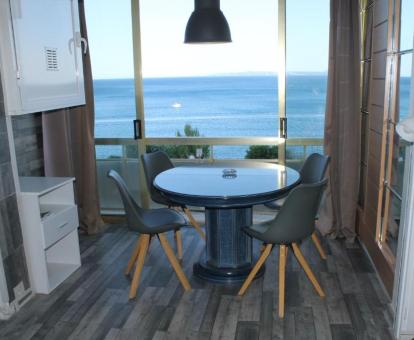 Foto de las instalaciones de este apartamento con vistas al mar.