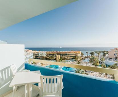 Foto de la terraza con vistas al mar de una de las habitaciones del hotel.