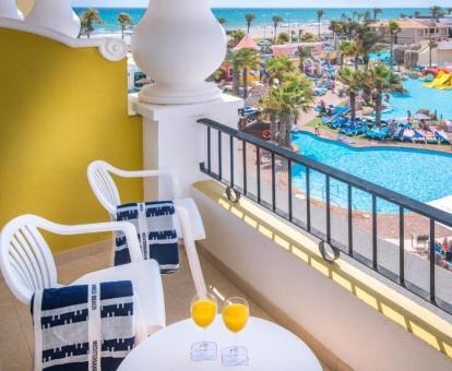 Foto de las instalaciones de este hotel con vistas al mar.