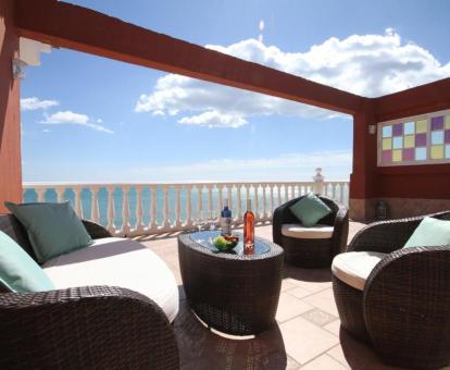 Foto de una de las terrazas privadas con mobiliario exterior y vistas al mar del hotel.