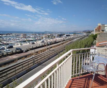 Foto de las instalaciones de este hotel con vistas al mar.