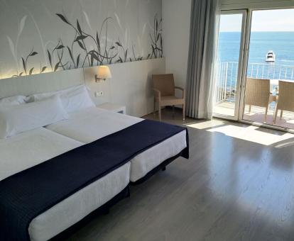 Foto de una de las modernas habitaciones con vistas al mar y terraza privada del hotel.