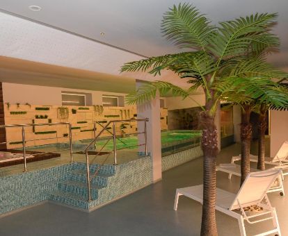 Agradable zona de bienestar con piscina cubierta de este hotel, ideal para estancias en pareja.
