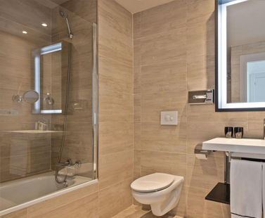 Foto del baño con bañera de hidromasaje del Hotel Melia Alicante
