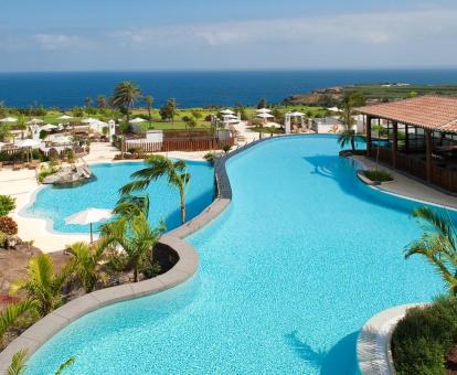 Foto de las piscinas de este hotel con vistas al mar.