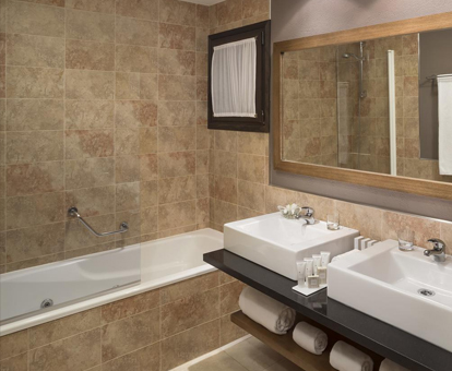 Foto del baño con bañera de hidromasaje privada que hay en el hotel de 5 estrellas Meliá Royal Tanau de Lleida