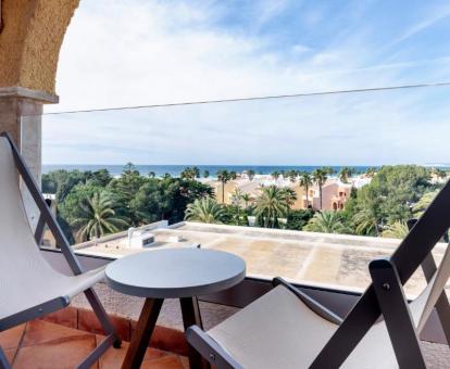 Foto de la terraza privada con vistas al mar de una de las habitaciones del hotel.