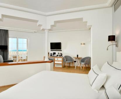 Foto de una de las habitaciones con vistas al mar del hotel.