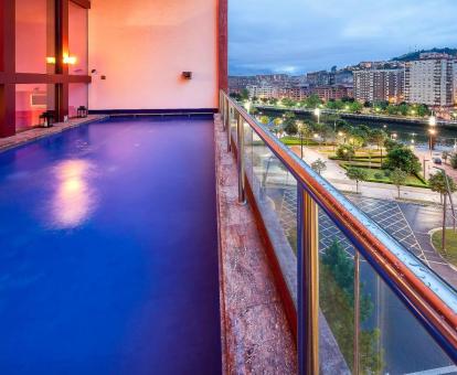 Foto de la piscina al aire libre climatizada y disponible todo el año de este hotel.