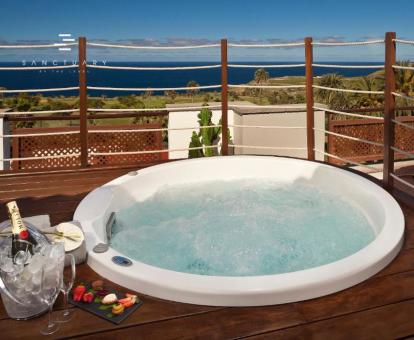 Foto de la bañera de hidromasaje con vistas al mar de la Suite Junior The Level.