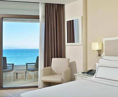 Foto de la habitación doble Deluxe con vistas al mar del hotel.