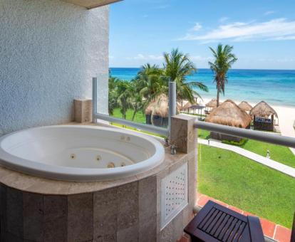 Foto de la bañera de hidromasaje con vistas al mar de la suite premium.