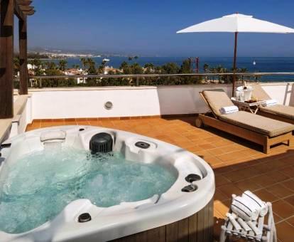 Foto de la Suite Junior Executive The Level con bañera de hidromasajes al aire libre y terraza con vistas al mar.