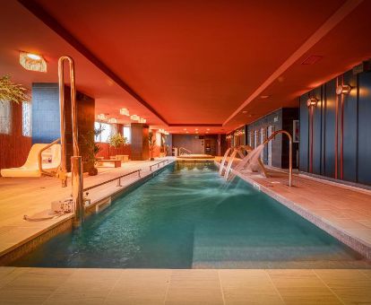 Piscina cubierta con hidroterapia del centro de bienestar del hotel.