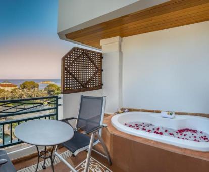 Bañera de hidromasaje privada en la terraza de la habitación doble premium de este hotel.